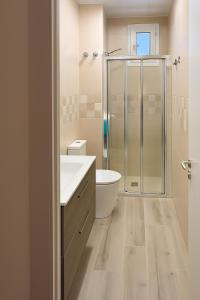 a bathroom with a shower and a sink and a toilet at Habitación Cavall Bernat en Casa Camí de les Aigües Monistrol de Montserrat in Monistrol
