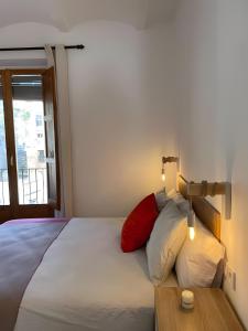 a bedroom with a large bed with two pillows at Habitación Cavall Bernat en Casa Camí de les Aigües Monistrol de Montserrat in Monistrol