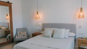 Postel nebo postele na pokoji v ubytování LyriosHomes Cortijo San Isidro
