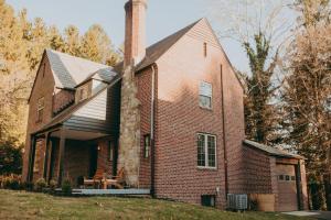 una casa di mattoni con un camino sul lato di The Minimalist Retreat a Safe Harbor