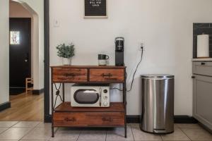 un forno a microonde su una mensola in legno in cucina di The Minimalist Retreat a Safe Harbor