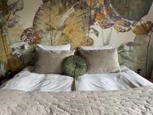 セナボーにあるHotel Arnkilhusのベッドルーム1室(緑の枕が付いたベッド1台付)