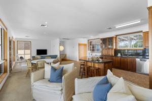 Et tv og/eller underholdning på Sunshine Waterfront Lakehouse