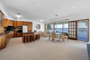 Køkken eller tekøkken på Sunshine Waterfront Lakehouse