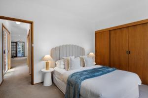 En eller flere senge i et værelse på Sunshine Waterfront Lakehouse