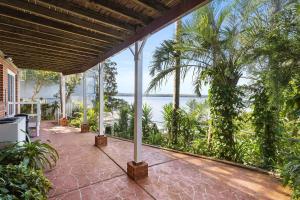 En have udenfor Sunshine Waterfront Lakehouse