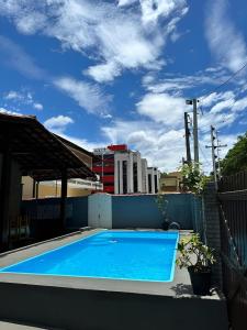 ein blauer Pool auf einem Gebäude in der Unterkunft Mar Suites Tenório in Ubatuba