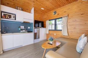 Η κουζίνα ή μικρή κουζίνα στο Bungalow Studio View Hồ Melly - Vũng Tàu +19 φωτογραφίες