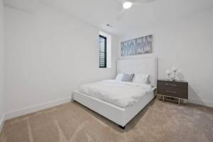 Ένα ή περισσότερα κρεβάτια σε δωμάτιο στο Jungle House Luxury Homes - Columbus Downtown Short North - Near Convention Center & Nationwide Arena - Sleeps up to 15 - Free Parking - Over 5,800 Five Stars