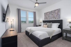 Giường trong phòng chung tại PetFriendly Getaway with Pool and Gym +77 ảnh