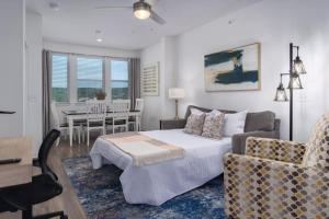 Khu vực ghế ngồi tại PetFriendly Getaway with Pool and Gym