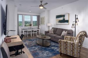 Khu vực ghế ngồi tại PetFriendly Getaway with Pool and Gym