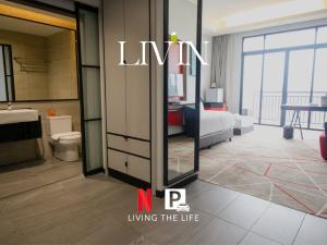 クアラルンプールにある#16 M101 Dang Wangi KLCC View Pool By Livinのベッド1台、バスルーム(鏡付)が備わります。