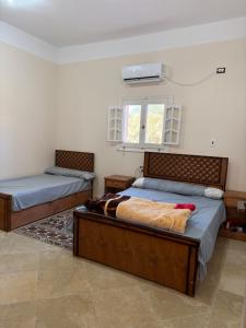 锡瓦Bakrine chalet的有两张床和一扇窗户的卧室