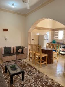 锡瓦Bakrine chalet的客厅里有一张沙发和一张桌子。