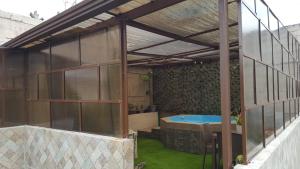 een patio met een hot tub in een gebouw bij Suite Numa in Cuenca