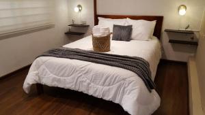 een slaapkamer met een groot bed met een mand erop bij Suite Numa in Cuenca