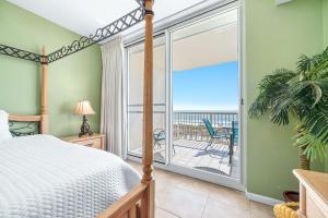 ein Schlafzimmer mit einem Bett und einem Balkon in der Unterkunft Beach Club Doral 504 in Gulf Highlands + 48 Fotos