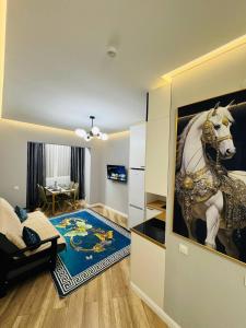 Un dormitorio con un cuadro de un caballo en la pared. en Комфорт сити, en Zhezdi