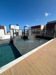 una piscina sul tetto di un edificio di Sweet Home Intermares 107 a Ilha da Restinga