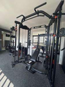 una palestra con diversi tapis roulant in una stanza di Sweet Home Intermares 107 a Ilha da Restinga