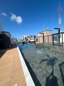 il riflesso dell'ombra di un uomo su un edificio di Sweet Home Intermares 107 a Ilha da Restinga