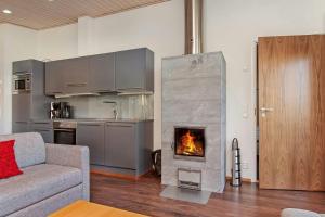 een woonkamer met een open haard in het midden bij Spacious Apartment for 6 with Sauna in Harviala