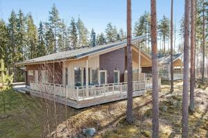 een huis in het bos met bomen bij Spacious Apartment for 6 with Sauna in Harviala