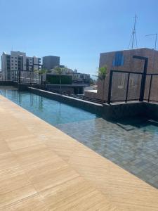 una piscina sul lato di un edificio di Eni · New Intermares a Ilha da Restinga