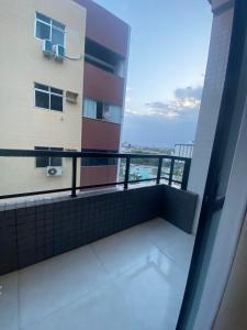 un balcone di un edificio con vista sull'oceano di Eni · New Intermares a Ilha da Restinga