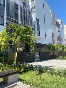una panchina di fronte a un edificio con palme di Eni · New Intermares a Ilha da Restinga Altre 10 foto