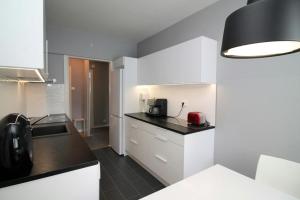 Η κουζίνα ή μικρή κουζίνα στο Spacious Apartment for 4 in District VI +8 φωτογραφίες