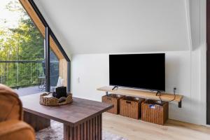 TV a/nebo společenská místnost v ubytování Moonlight Ridge - A-Frame