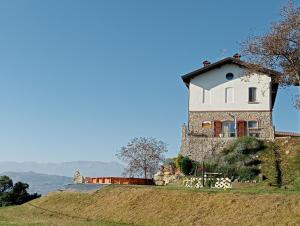 a house on the top of a hill at Casale Monte Valestra in Bebbio