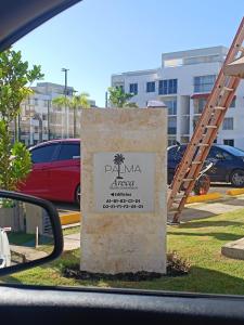a sign in a car parked in a parking lot at Apartamento palmera del este 3 in La Javilla