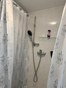 una doccia in un bagno con tende da doccia bianche di Studio sur les hauteurs de La Ciotat vue mer a La Ciotat