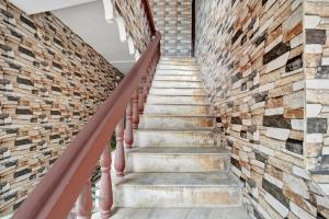 a staircase with a brick wall at Hotel O NINETEEN DEGREE Dhanbad Bus Stand in Dhanbād