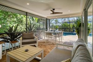 una sala de estar con un sofá y una mesa en Islandy, en Sanibel