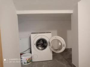 eine Waschmaschine und ein Trockner in einem kleinen Raum in der Unterkunft Pod Hawraniem Ski & Bike Friendly in Jurgów + 38 Fotos