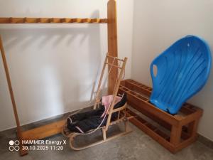 ein Etagenbett und ein Stuhl in einem Zimmer in der Unterkunft Pod Hawraniem Ski & Bike Friendly in Jurgów