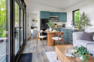 een keuken en woonkamer met een bank en een tafel bij Twilight Haven - Hot Tub in Shippenville