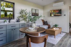 een keuken en woonkamer met een tafel en een bank bij Twilight Haven - Hot Tub in Shippenville