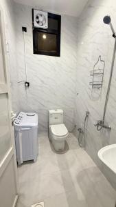 Ένα μπάνιο στο الجود للشقق المفروشة