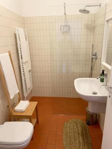 Un baño blanco con lavabo e inodoro. en U Canetta 1, en Pietra Ligure