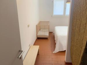 Habitación pequeña con cuna y cama en U Canetta 1, en Pietra Ligure 3 fotos más