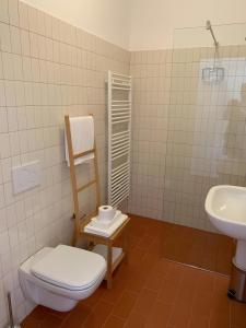 un baño con inodoro y lavabo en U Canetta 1, en Pietra Ligure