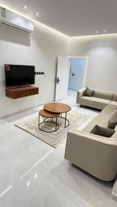 Μια τηλεόραση ή/και κέντρο ψυχαγωγίας στο الجود للشقق المفروشة