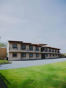 a building with a green lawn in front of it at Loft completo e climatizado a 2 minutos do centro in Cuiabá