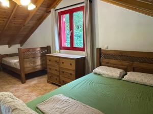 une chambre avec deux lits et une fenêtre dans l'établissement Casa Cachalote - Ferienhaus auf den Azoren, à São Caetano