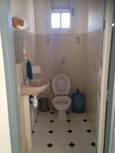 une petite salle de bain avec toilettes et lavabo dans l'établissement Appartement spacieux à Rivière-Salée de 180 m², à Rivière-Salée